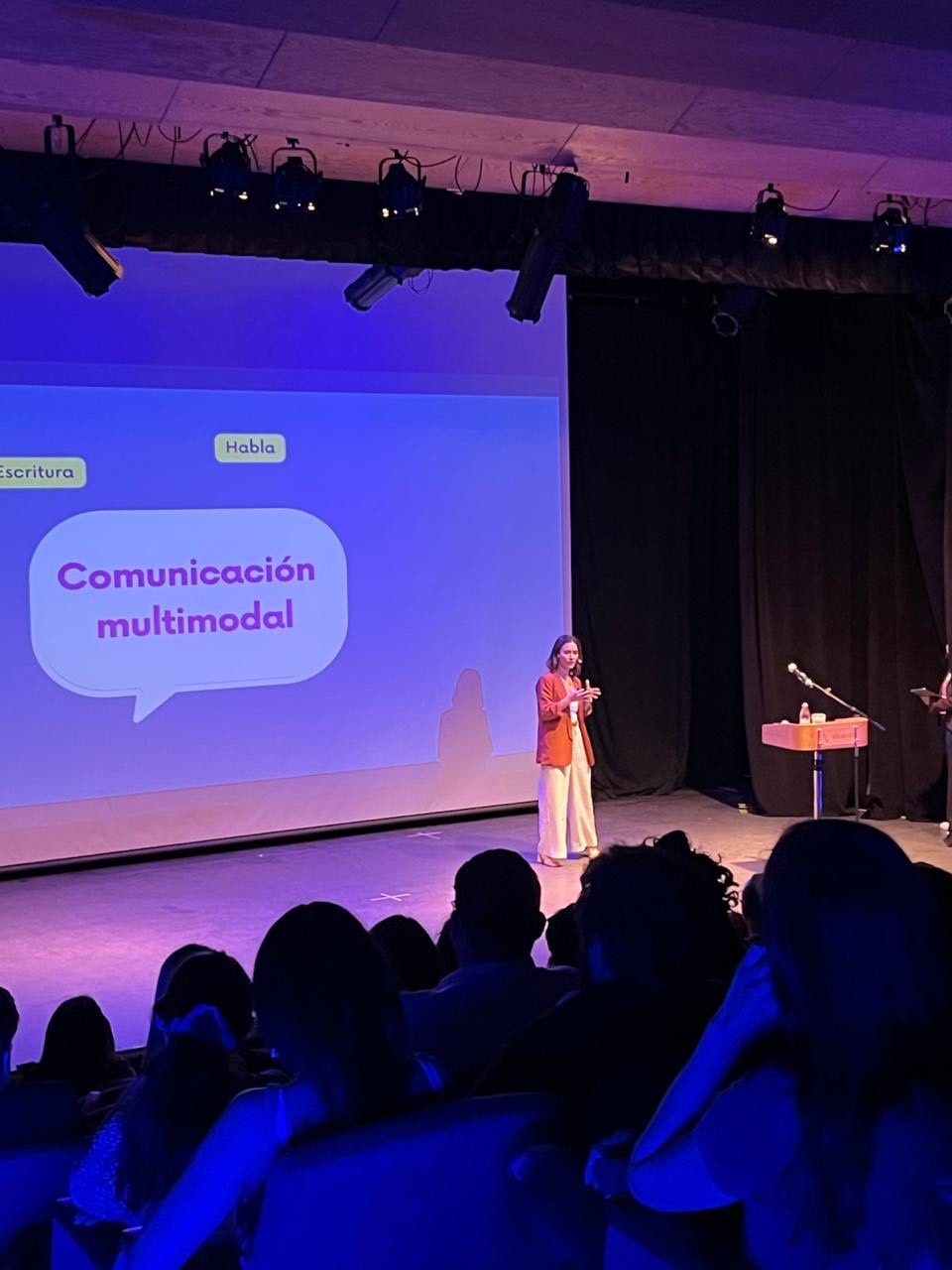 Josefina realizando una charla sobre comunicación multimodal
